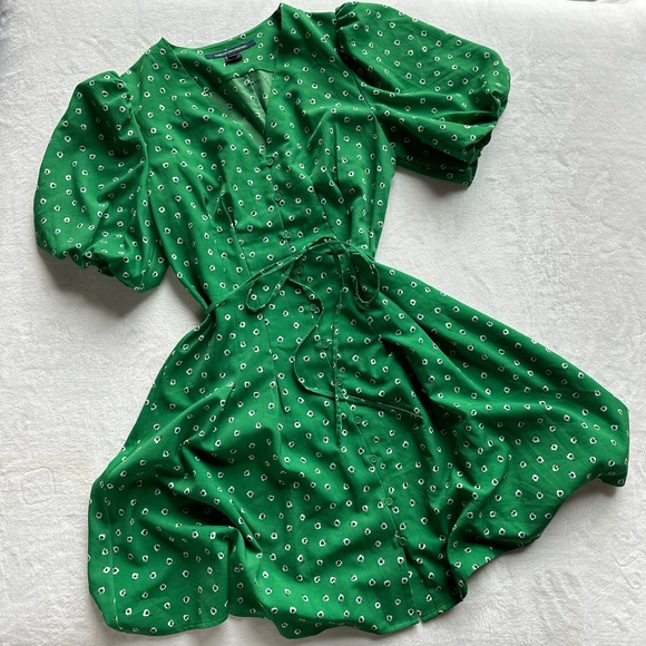 French Connection Dresses & Skirts - Size 6 French Connection dress. Emerald green, button down.